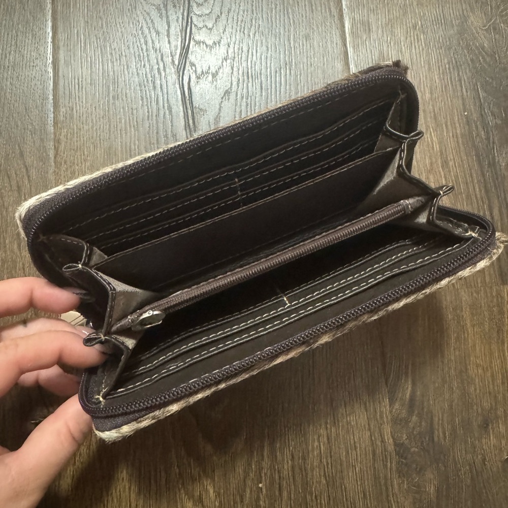 Faux cowhide wallet - Picture 3 of 3